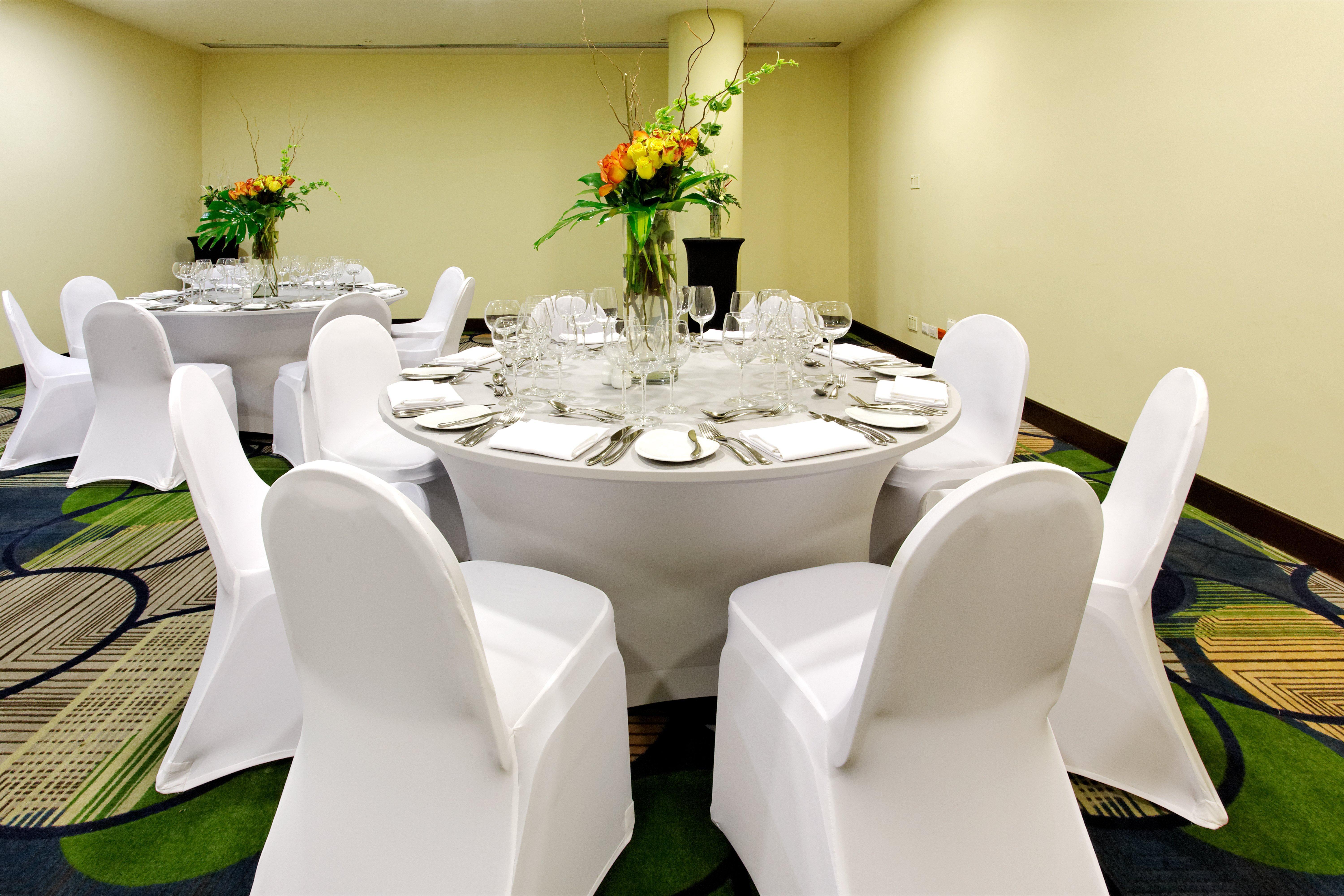 فندق وأجنحة هوليداي إن سانتو دومينجو المظهر الخارجي الصورة A table set for a formal dinner