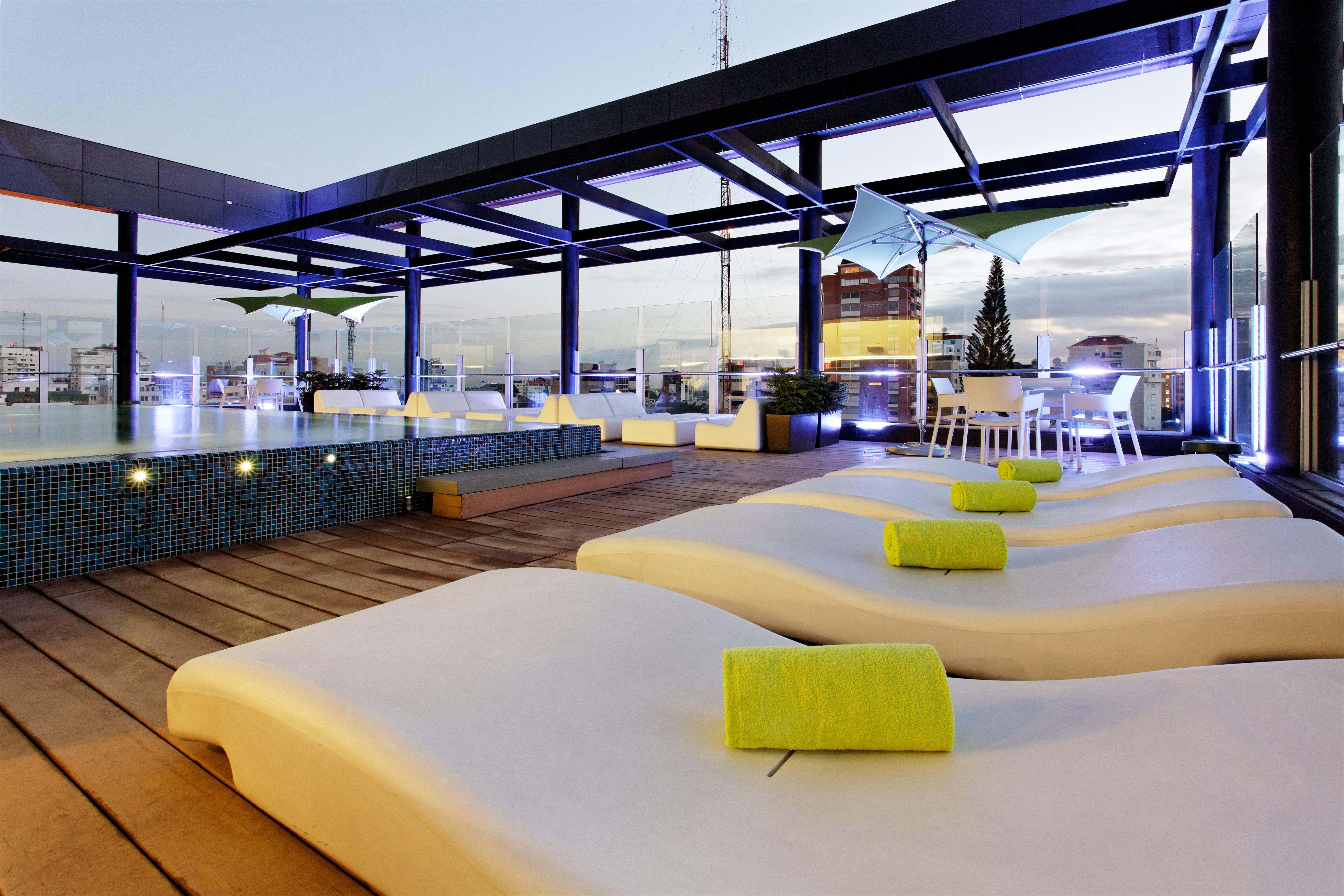 فندق وأجنحة هوليداي إن سانتو دومينجو المظهر الخارجي الصورة The rooftop pool at the hotel