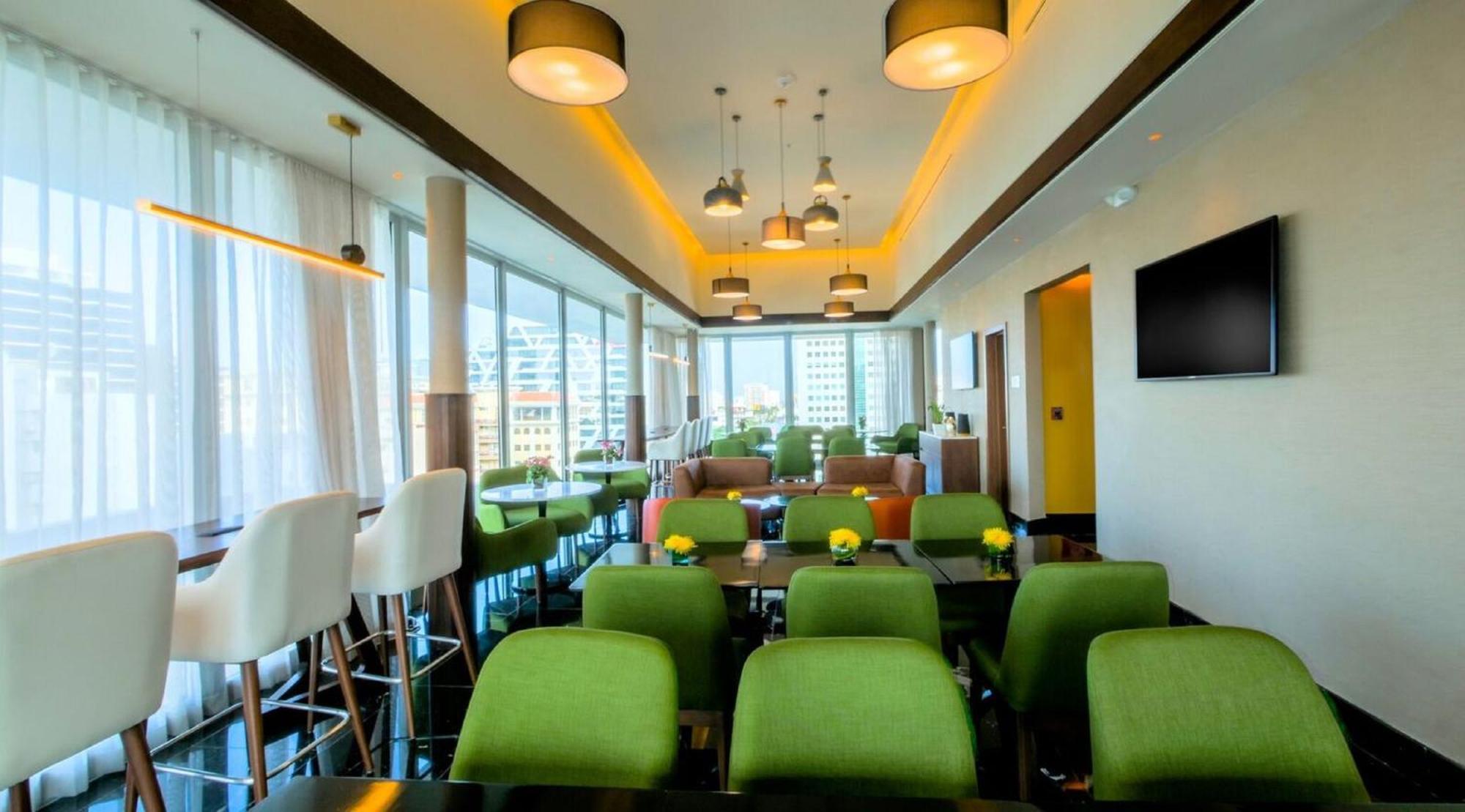 فندق وأجنحة هوليداي إن سانتو دومينجو المظهر الخارجي الصورة The lounge at the airport