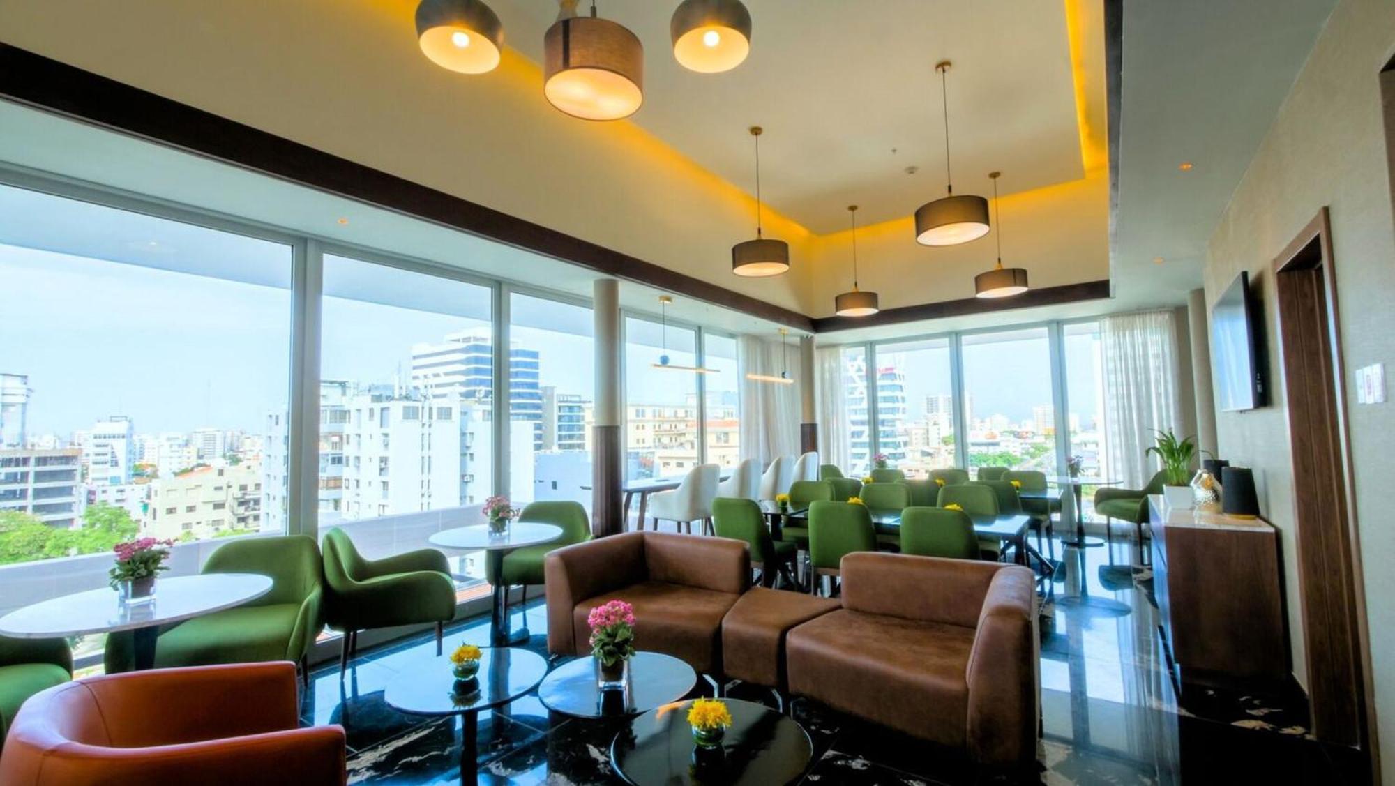 فندق وأجنحة هوليداي إن سانتو دومينجو المظهر الخارجي الصورة The lounge at the airport