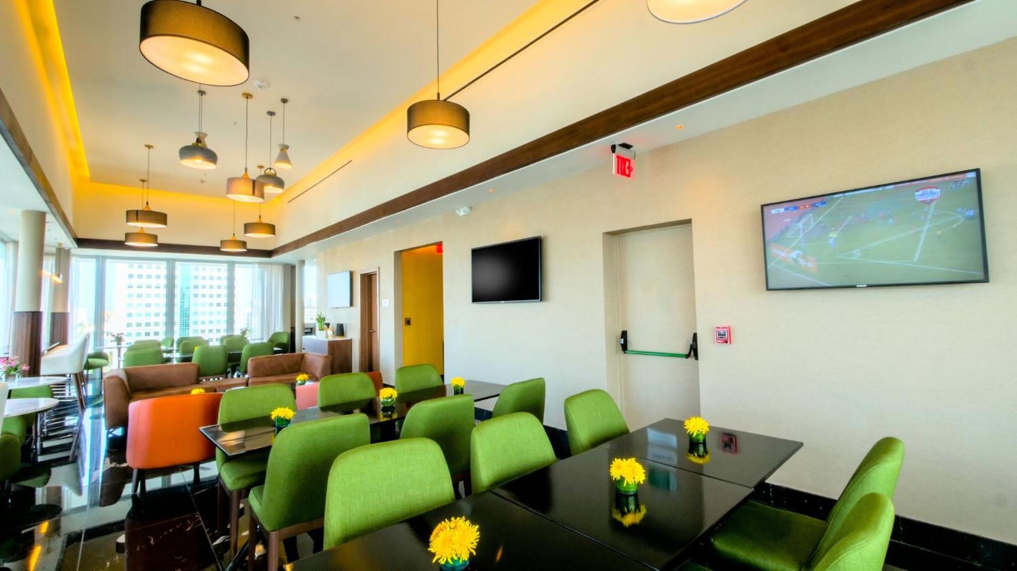 فندق وأجنحة هوليداي إن سانتو دومينجو المظهر الخارجي الصورة The lounge at the airport