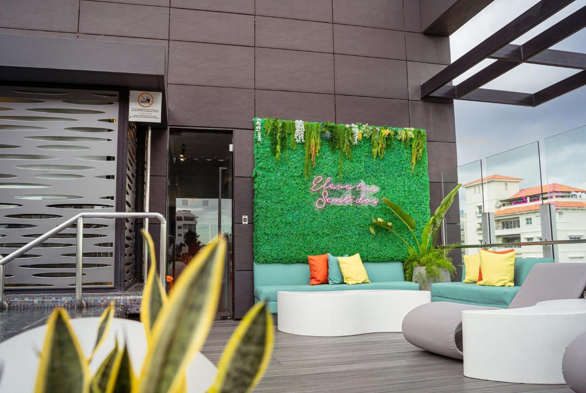 فندق وأجنحة هوليداي إن سانتو دومينجو المظهر الخارجي الصورة Rooftop of the hotel