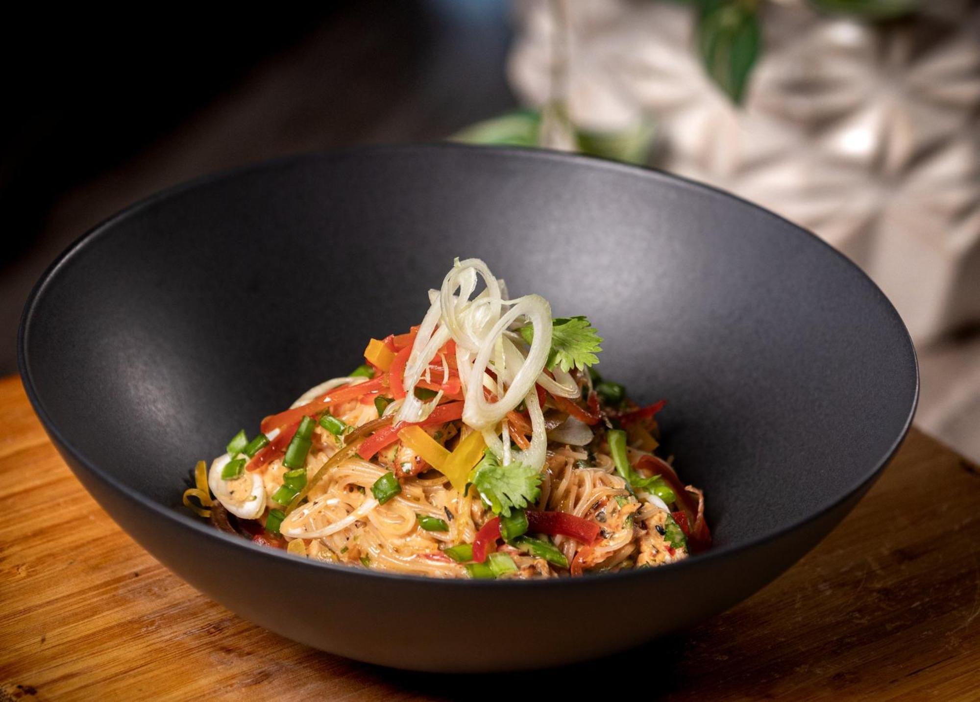 فندق وأجنحة هوليداي إن سانتو دومينجو المظهر الخارجي الصورة A bowl of Thai peanut chicken