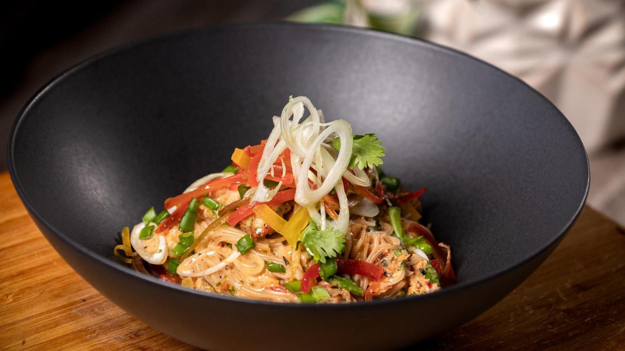 فندق وأجنحة هوليداي إن سانتو دومينجو المظهر الخارجي الصورة A bowl of Thai peanut chicken salad