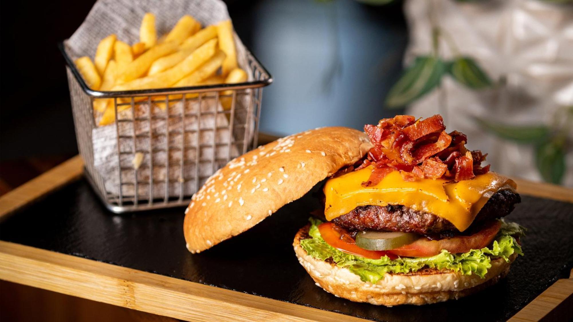 فندق وأجنحة هوليداي إن سانتو دومينجو المظهر الخارجي الصورة A cheeseburger with bacon