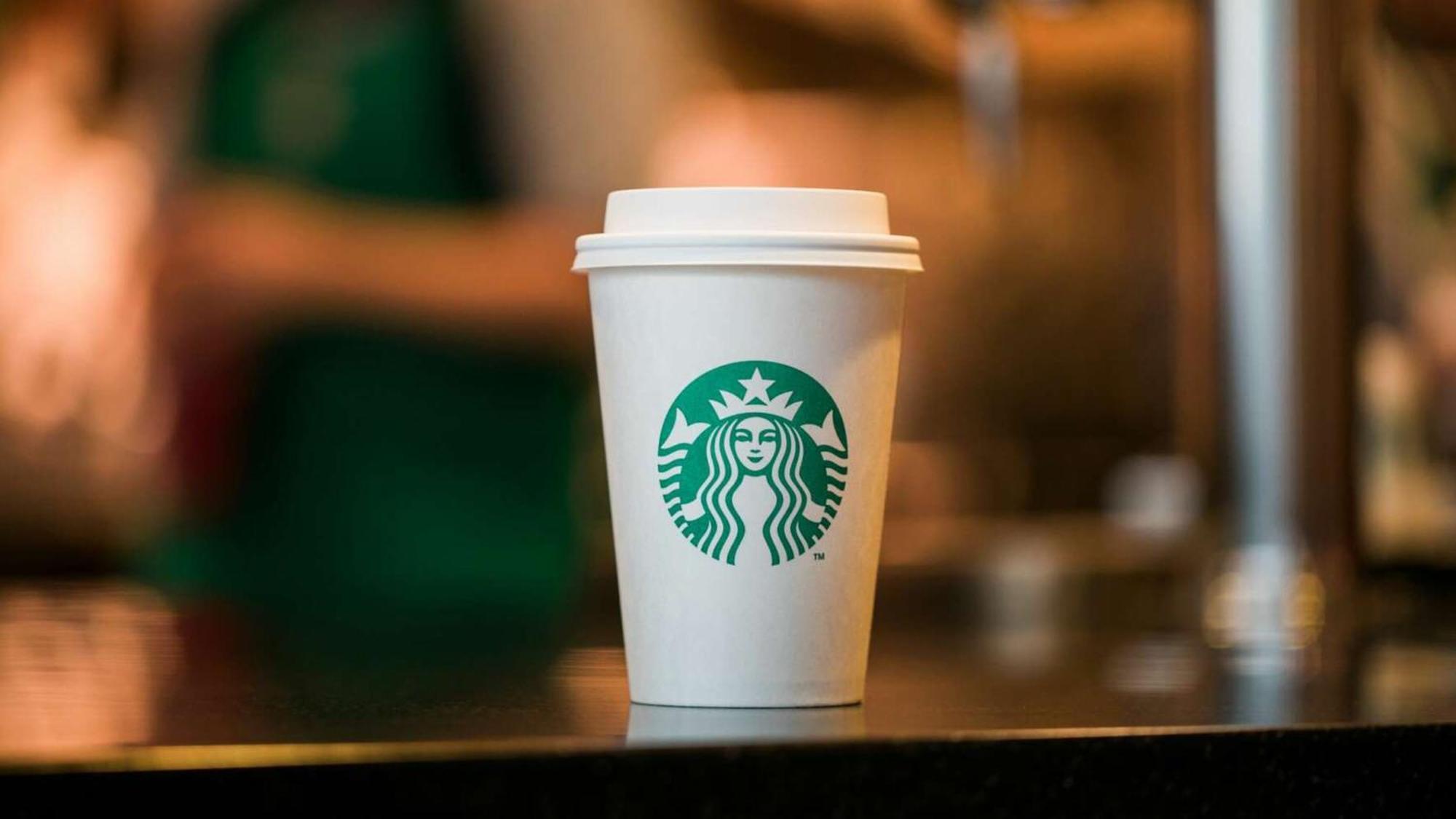 فندق وأجنحة هوليداي إن سانتو دومينجو المظهر الخارجي الصورة Starbucks coffee cup
