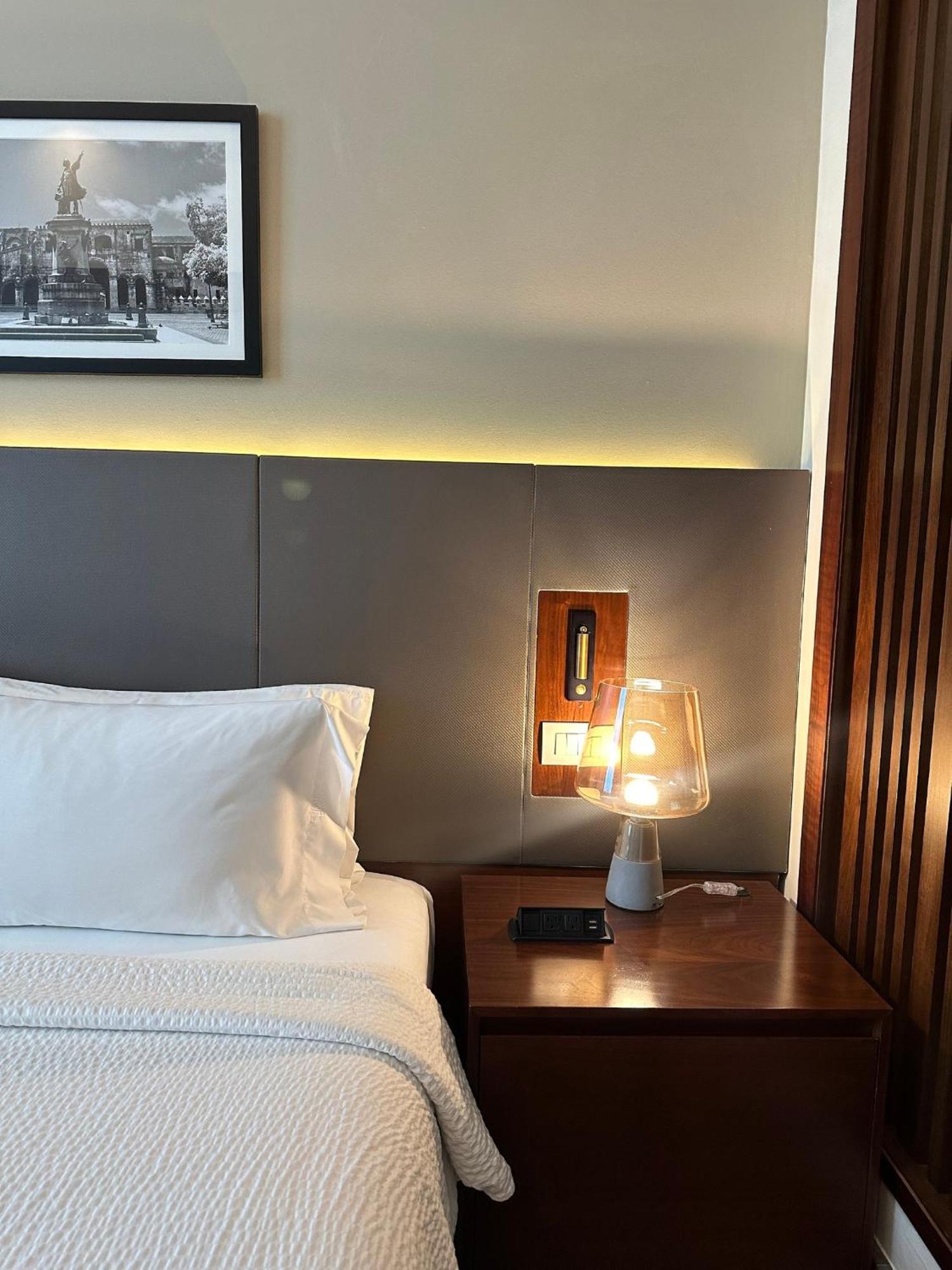 فندق وأجنحة هوليداي إن سانتو دومينجو المظهر الخارجي الصورة A bedside table with a lamp