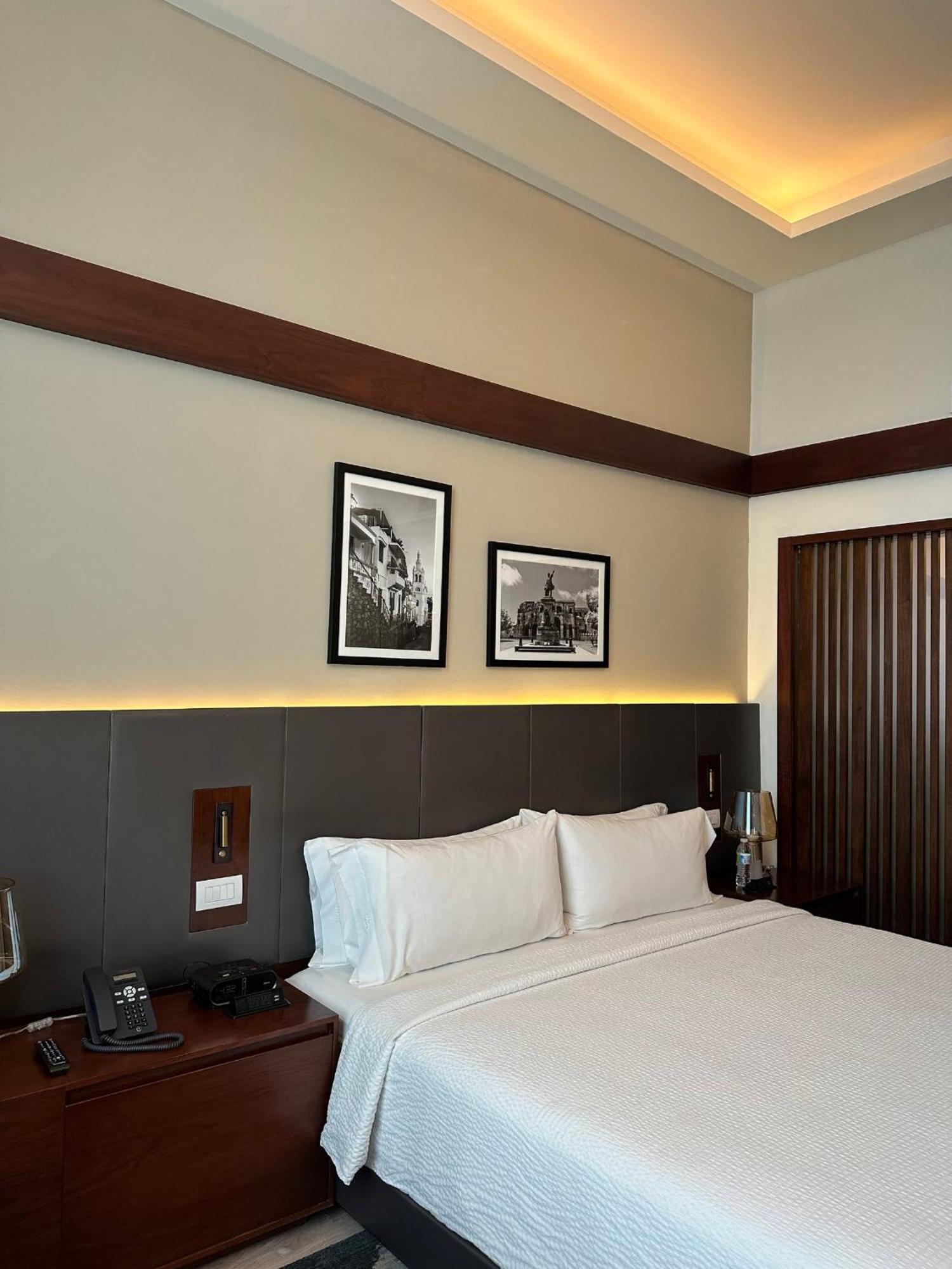 فندق وأجنحة هوليداي إن سانتو دومينجو المظهر الخارجي الصورة A room at the hotel