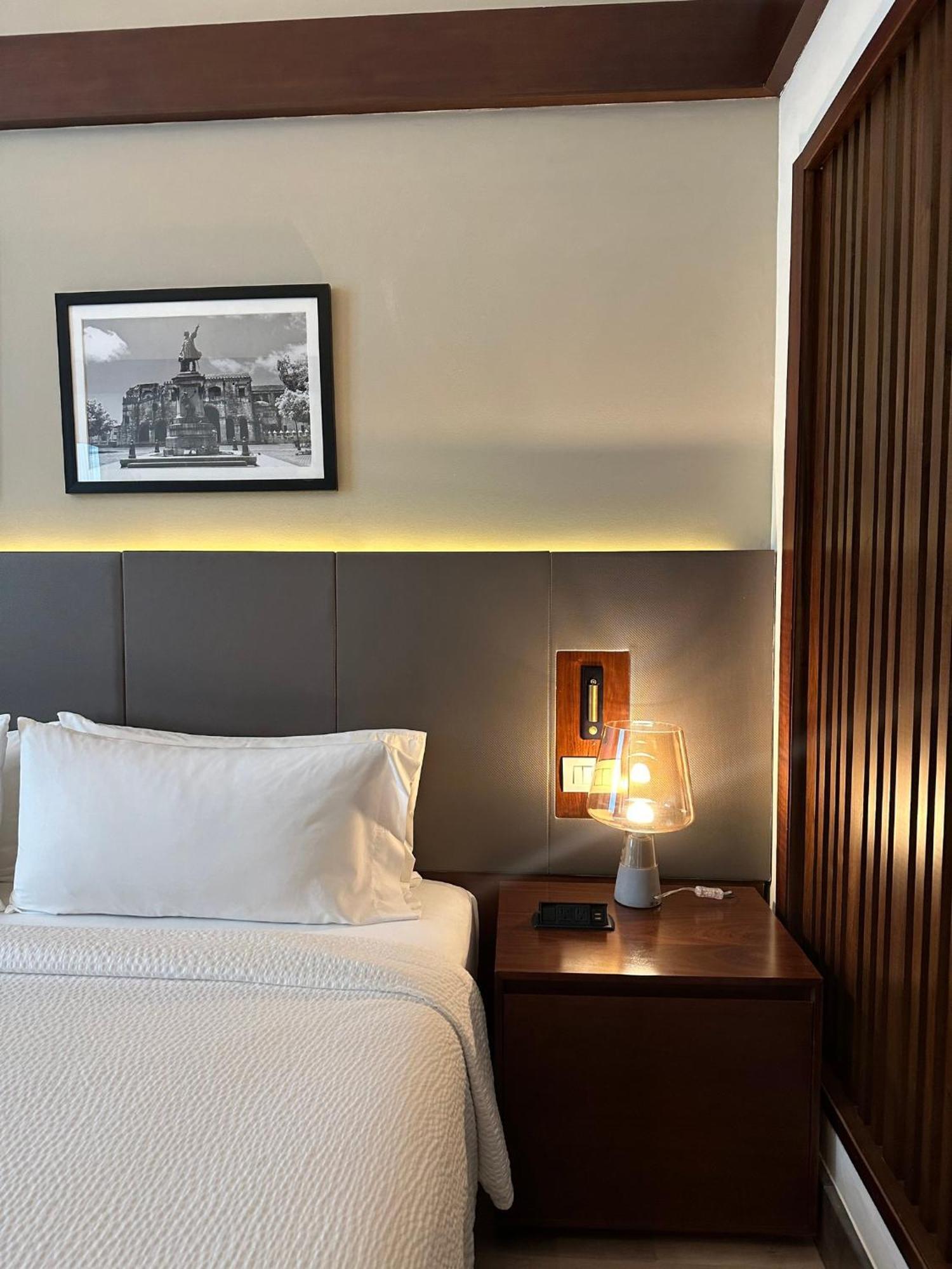 فندق وأجنحة هوليداي إن سانتو دومينجو المظهر الخارجي الصورة A room at the hotel