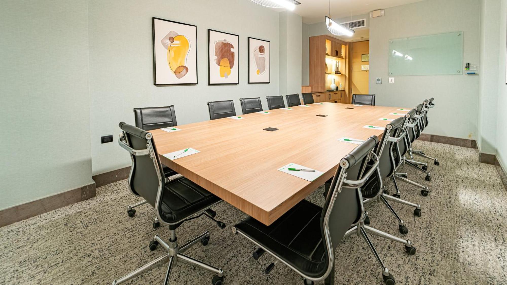 فندق وأجنحة هوليداي إن سانتو دومينجو المظهر الخارجي الصورة A typical boardroom