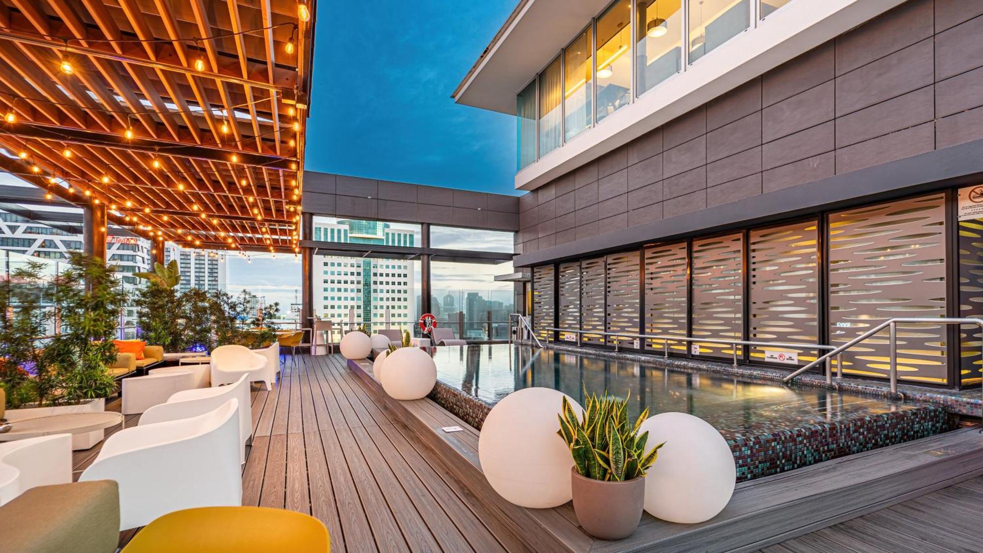 فندق وأجنحة هوليداي إن سانتو دومينجو المظهر الخارجي الصورة The rooftop pool at the hotel