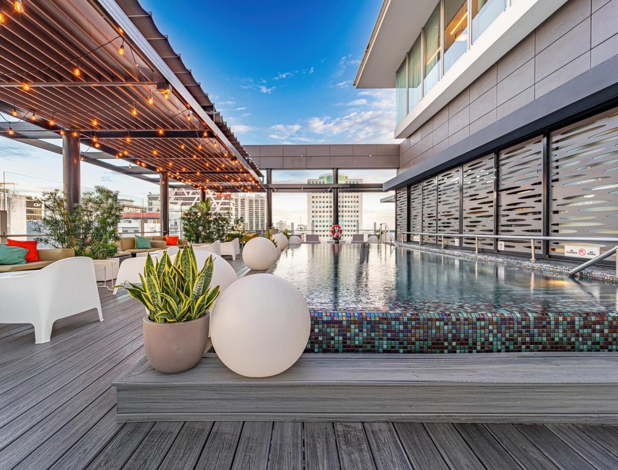 فندق وأجنحة هوليداي إن سانتو دومينجو المظهر الخارجي الصورة Rooftop pool at the hotel